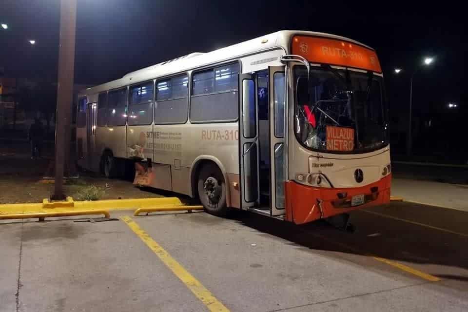 Choque entre ruta urbana y camioneta deja 2 lesionados