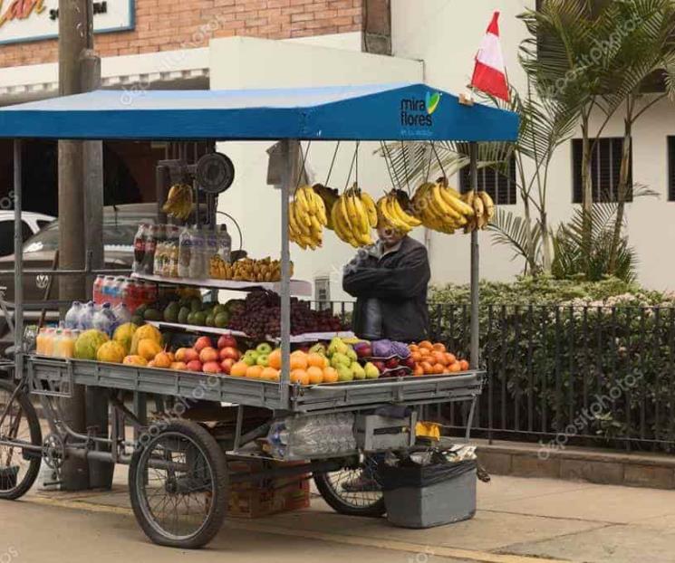 Arriesgan la vida vendedores ambulantes