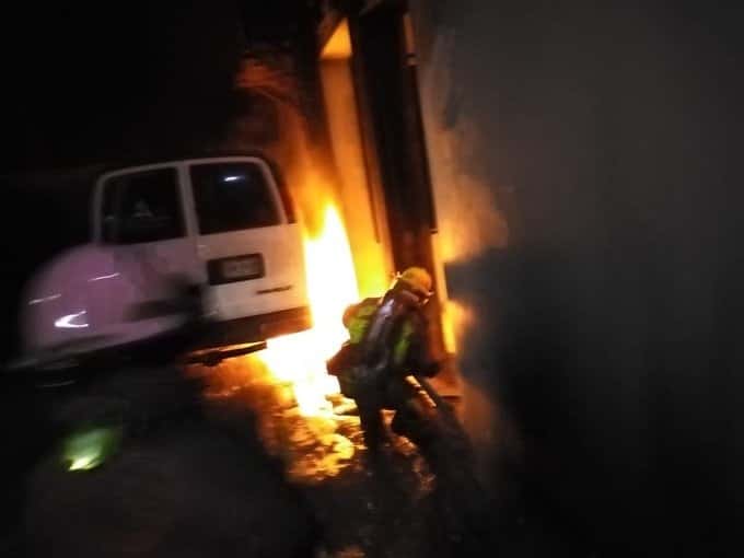 Causa cortocircuito incendio de camioneta Causa cortocircuito incendio de camioneta
