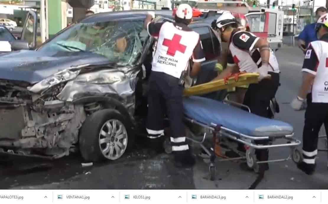 Resulta herido al chocar con barandal Resulta herido al chocar con barandal