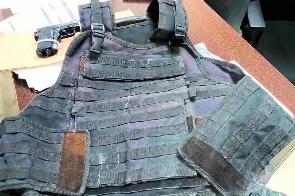 Caen con equipo táctico y pistola de postas Caen con equipo táctico y pistola de postas