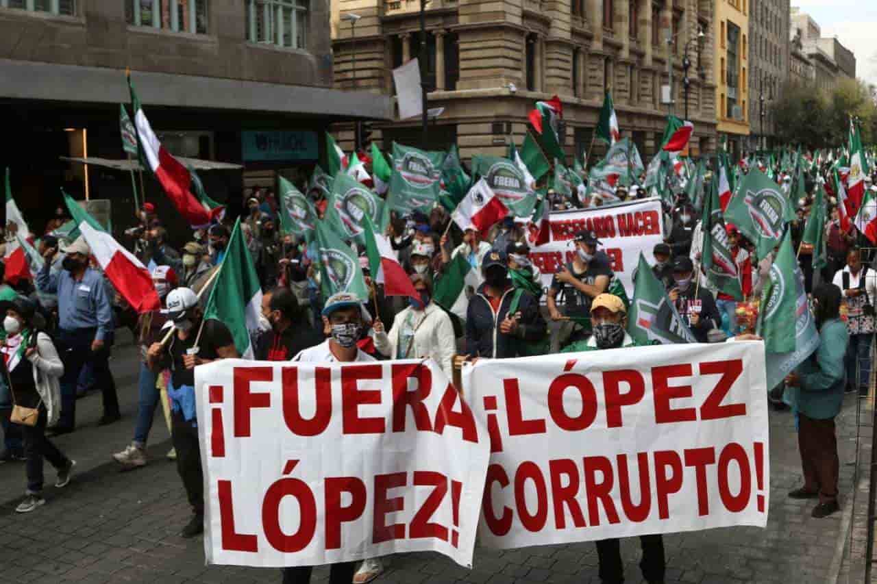 Amplían los de FRENAAA campamento en el Zócalo Amplían los de FRENAAA campamento en el Zócalo