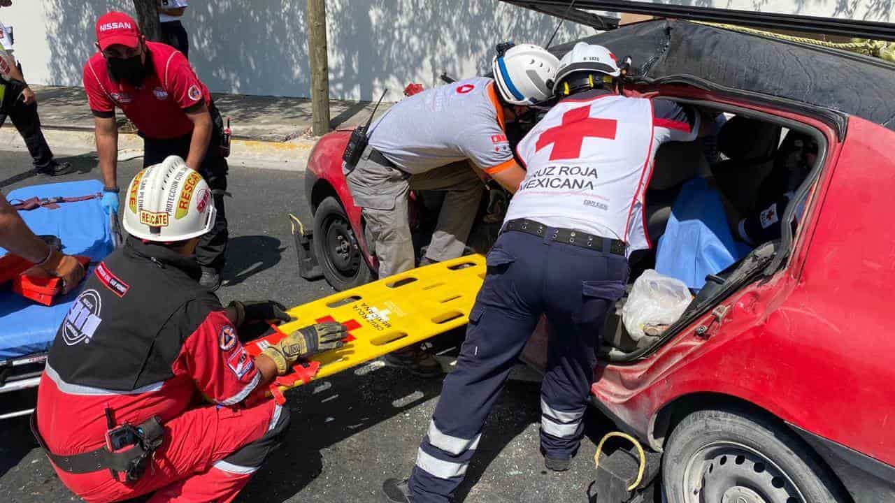 Queda atrapado en su auto tras choque Queda atrapado en su auto tras choque