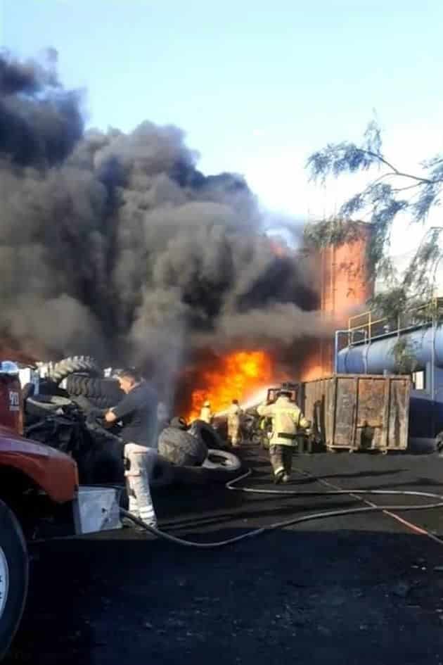 Destruye incendio empresa recicladora de llantas Destruye incendio empresa recicladora de llantas