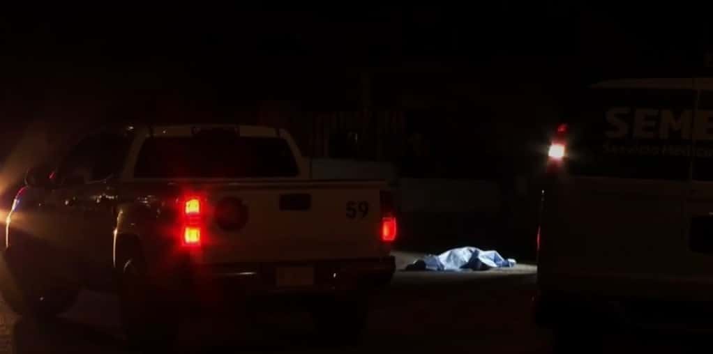 Muere mujer en la calle, investigan causas Muere mujer en la calle, investigan causas