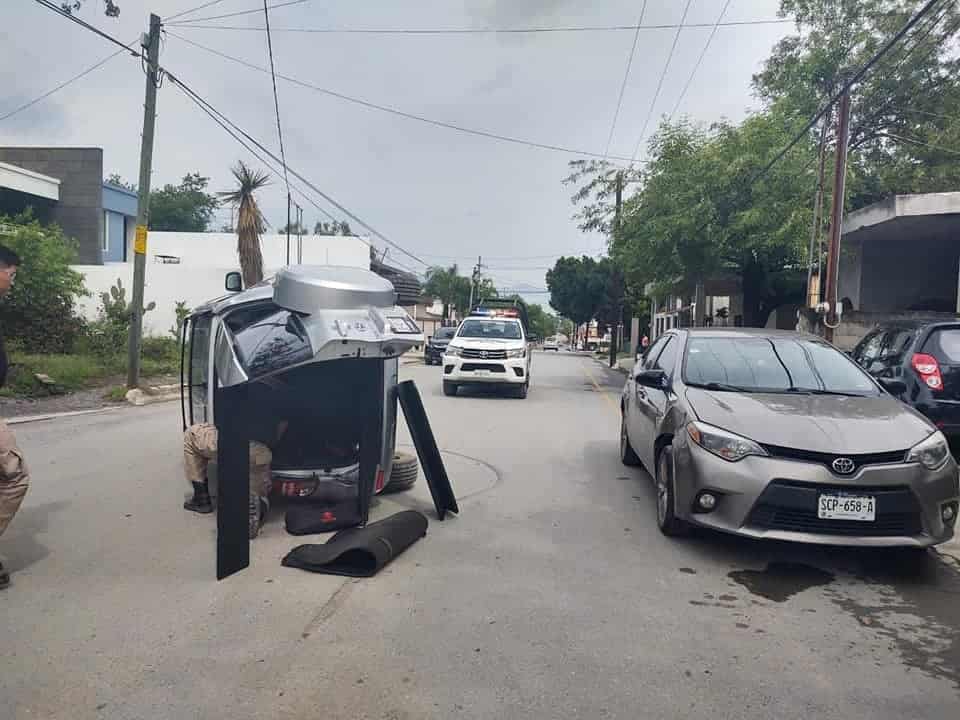 Resulta herida al chocar y volcar su camioneta Resulta herida al chocar y volcar su camioneta