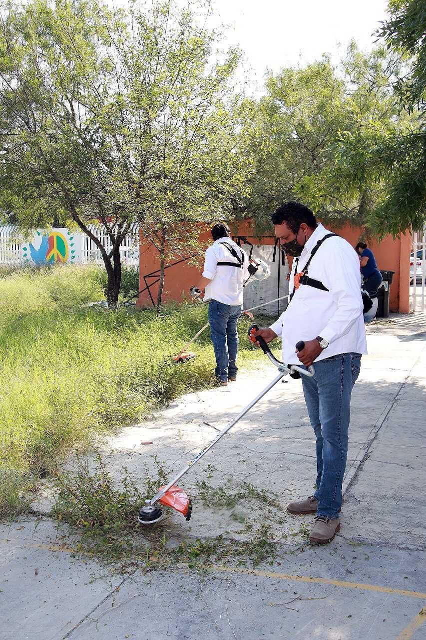 Empiezan a limpiar escuelas en Santa Catarina Empiezan a limpiar escuelas en Santa Catarina