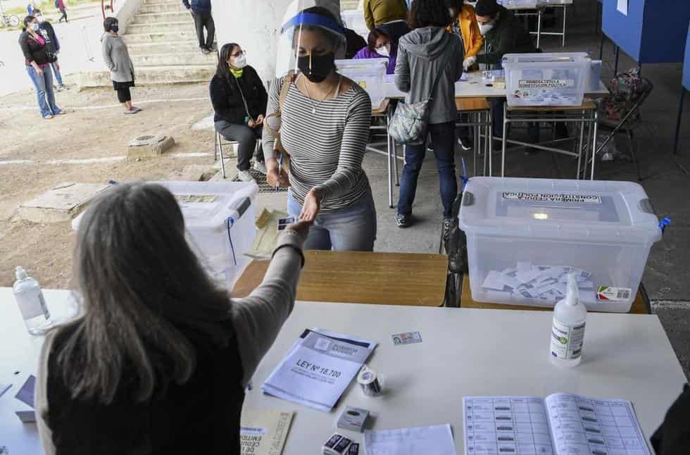 Chilenos salen a votar en referéndum constitucional Chilenos salen a votar en referéndum constitucional