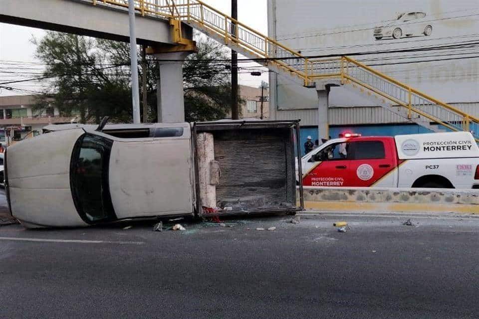 Vuelca en su camioneta y sale herido Vuelca en su camioneta y sale herido