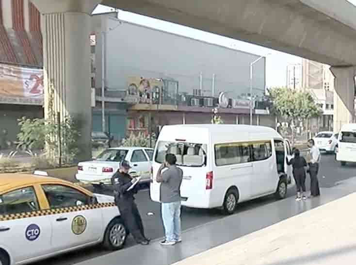 Taxistas agreden a tres en Central de Autobuses Taxistas agreden a tres en Central de Autobuses