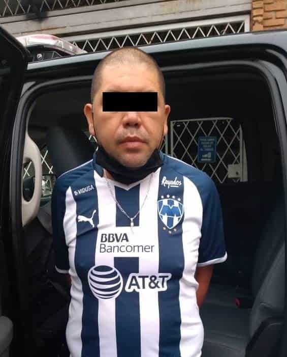 Detienen a hombre a bordo de auto con placas colgadas Detienen a hombre a bordo de auto con placas colgadas