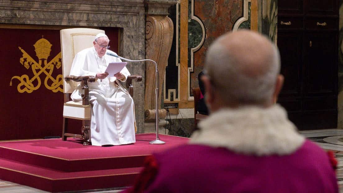 Papa Francisco se disculpa por presidir audiencia sentado
