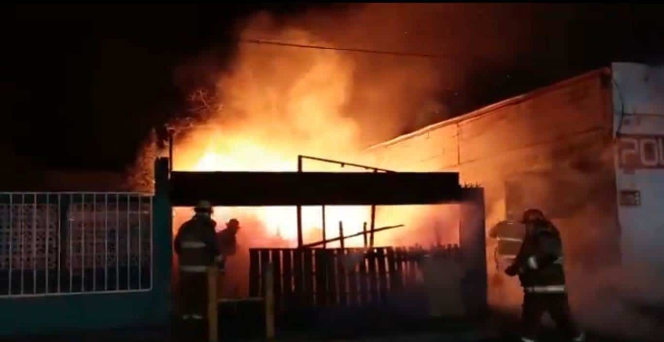 Acaba incendio con casa de 70 años Acaba incendio con casa de 70 años