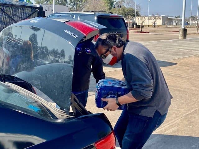 Tras críticas, Ted Cruz entrega agua a afectados Tras críticas, Ted Cruz entrega agua a afectados