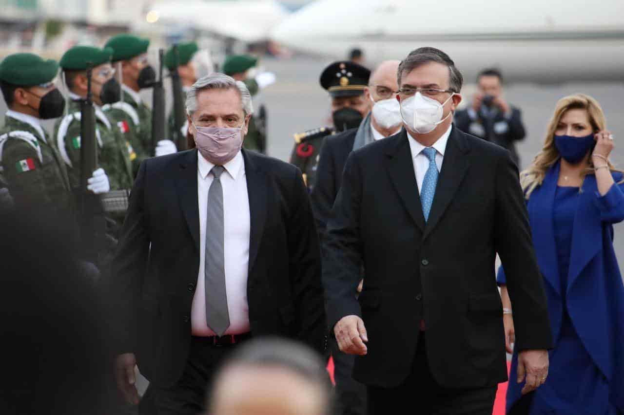 AMLO da bienvenida a Alberto Fernández AMLO da bienvenida a Alberto Fernández