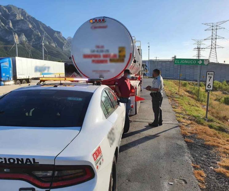 Detienen a trailero con gasolina ilegal en Santa Catarina