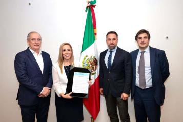 Se re&uacute;nen senadores del PAN con Santiago Abascal