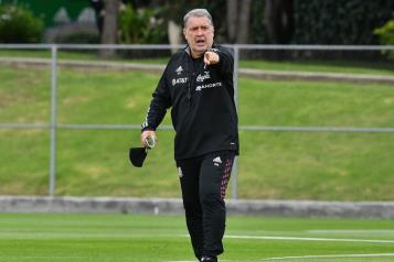 Operan a Martino; fuera dos partidos