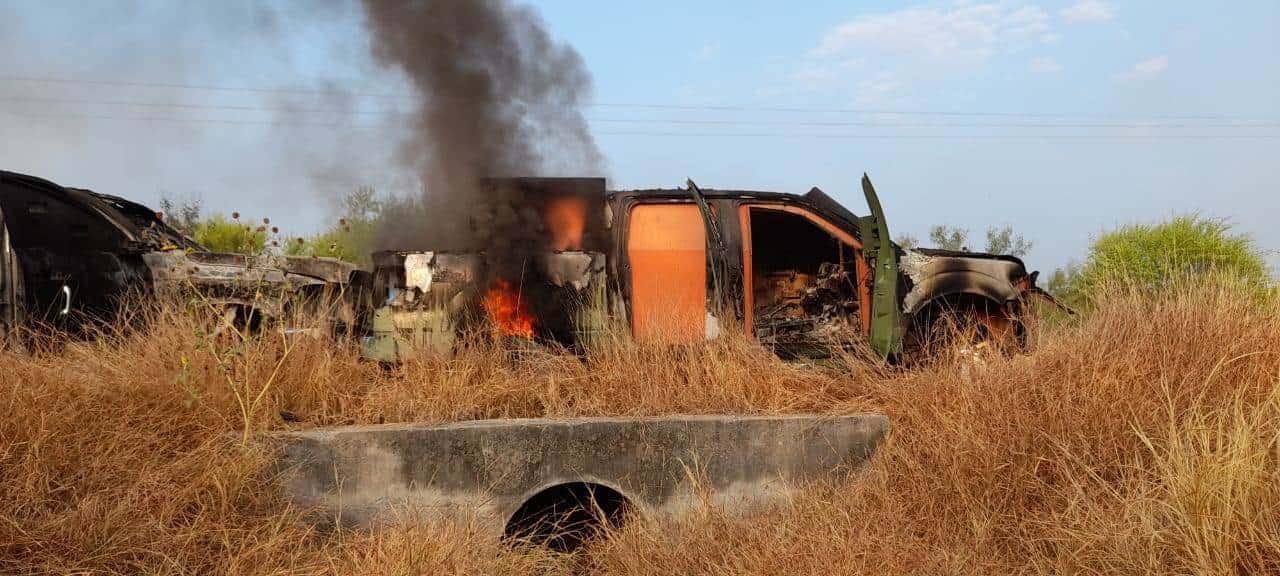 Un enfrentamiento entre grupos armados dejó  a una persona calcinada y seis vehículos con blindaje artesanal incendiados.