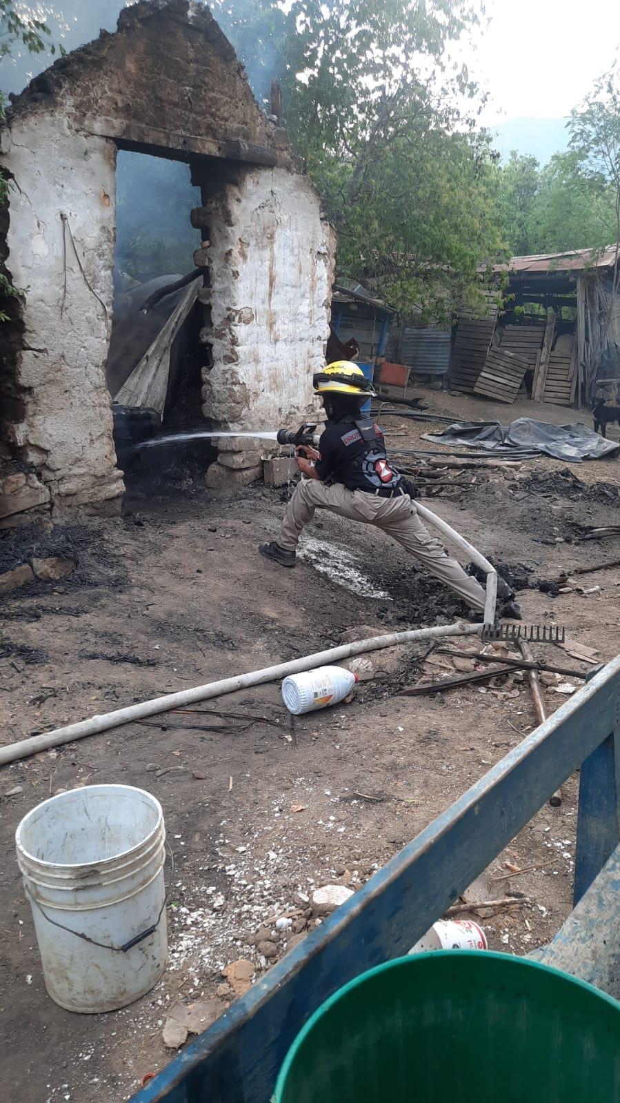 Quema su casa al ver demonios