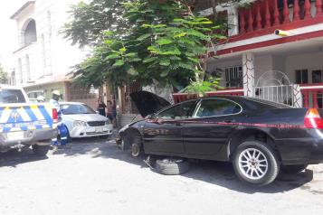 Muere mec&aacute;nico aplastado por auto