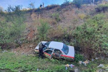 Cae auto a barranco
