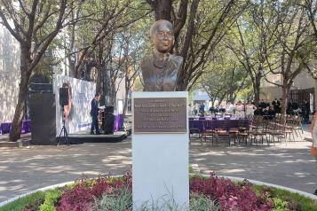 Develan busto de Mar&iacute;a Elena Chapa