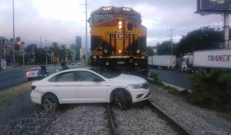 Tren choca contra carro descompuesto en San Jerónimo