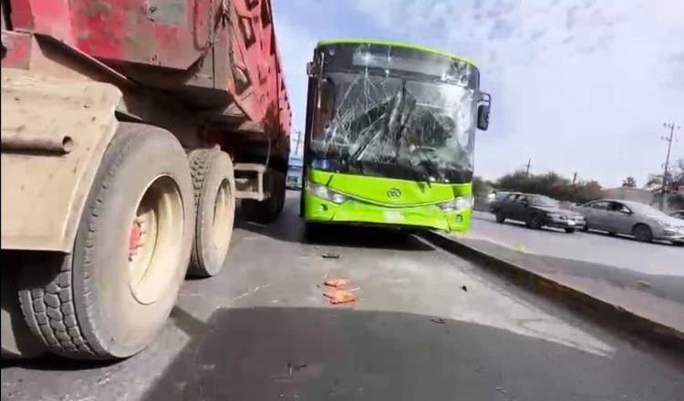 Impacta tráiler a camión urbano en Escobedo, hay varios heridos