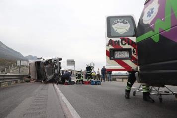 Vuelca tr&aacute;iler en la Saltillo