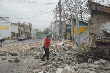 Se derrumban fachada y barda en casas del centro de Monterrey