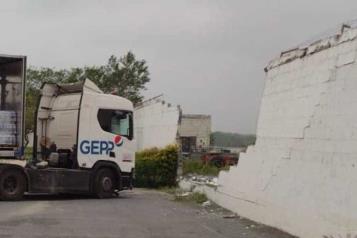 Se impacta tr&aacute;iler contra barda