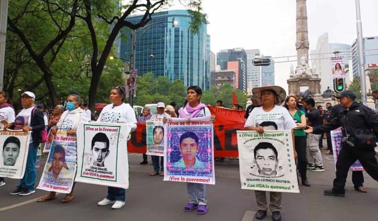 Marchan  Padres de normalistas de Ayotzinapa en la CDMX