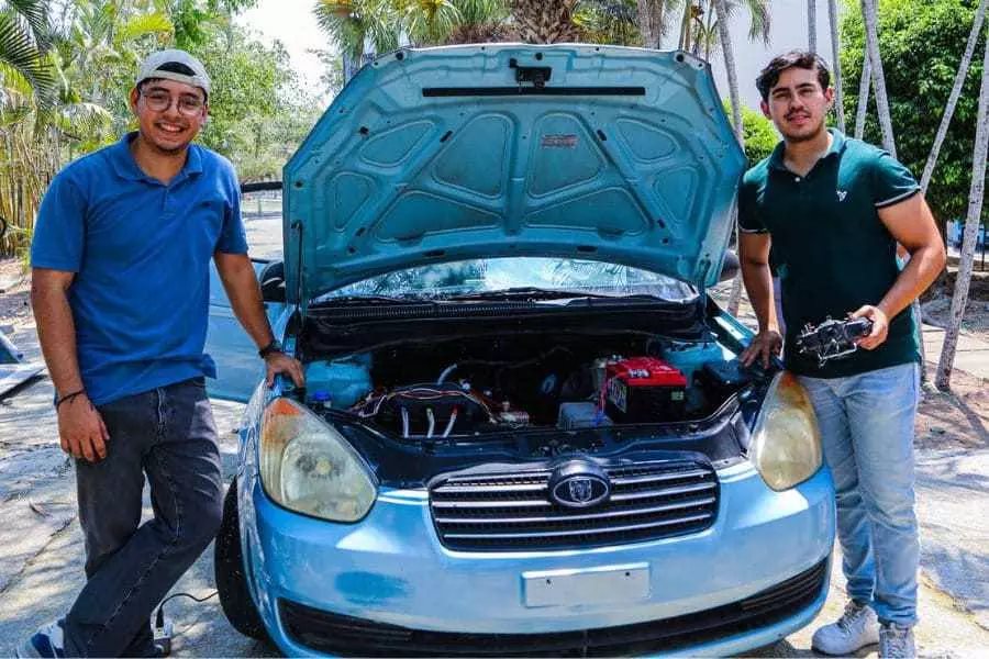 Estudiantes Tec transforman un automóvil de combustión a eléctrico