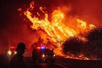 Evac&uacute;an a 20 mil por incendios forestales en California