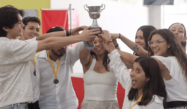 Estudiantes PrepTec ganan campeonato de debate