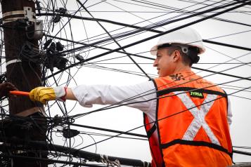 Retiran cableado en desuso en Monterrey
