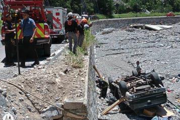 Cae camioneta a lecho de arroyo