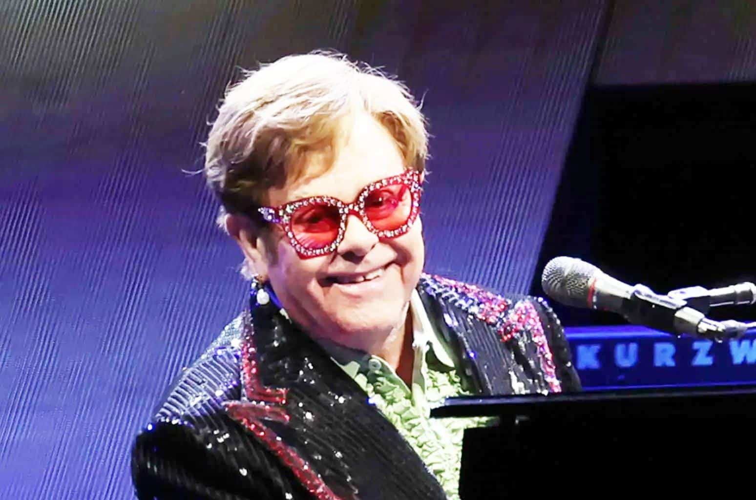 Elton John pierde la vista en un ojo por infección