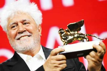 Obtiene Pedro Almodóvar el León de Oro y defiende la eutanasia