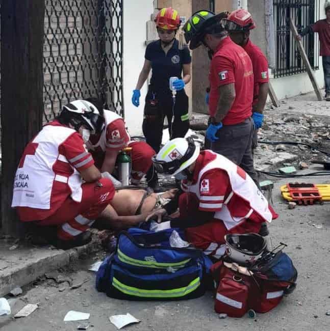 Sufre caída de la placa de su casa