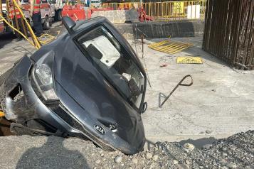 Estrella auto contra construcci&oacute;n del Metro