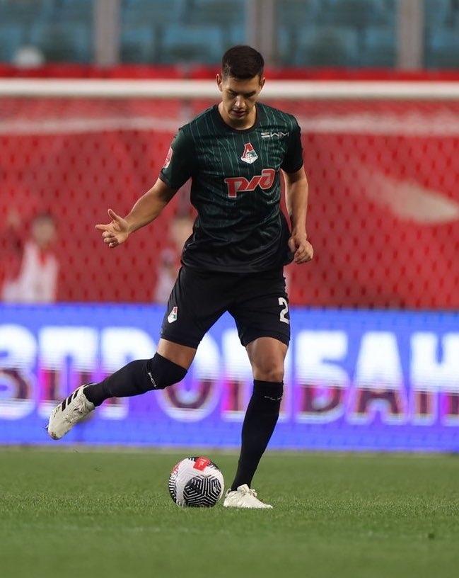 Gana el Lokomotiv con César Montes de titular