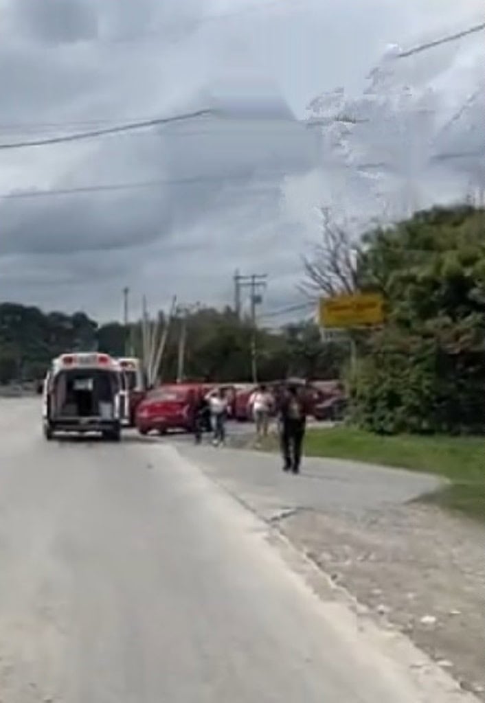 Cuatro personas lesionadas, fue el saldo que dejó un choque múltiple registrado en el municipio de Allende, al chocar un conductor ebrio su vehículo contra otras dos unidades que hicieron un alto para pasar un bordo.