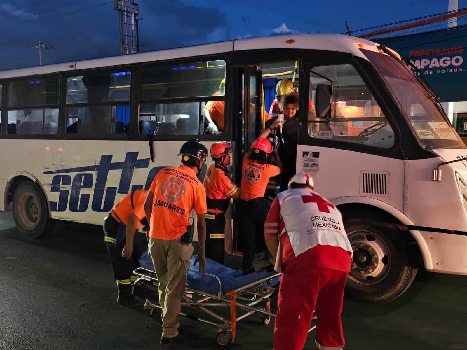 Una mujer resultó gravemente herida en un accidente entre dos camiones de personal, que se registró la tarde del lunes en el municipio de Santa Catarina.