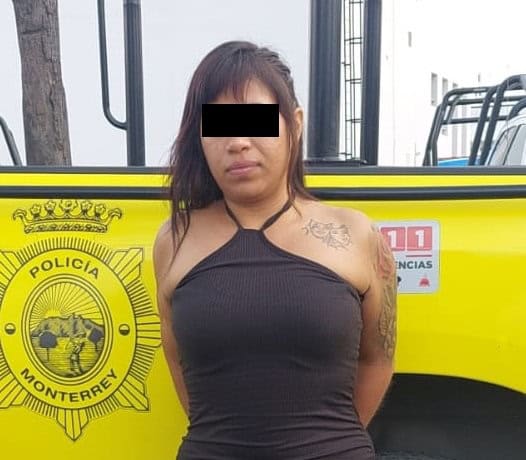 Una joven que tenía entre sus pertenencias nueve envoltorios de plástico, que contenían polvo blanco con las características a la cocaína en polvo, fue detenida por oficiales de la Policía de Monterrey, en la colonia Sarabia.