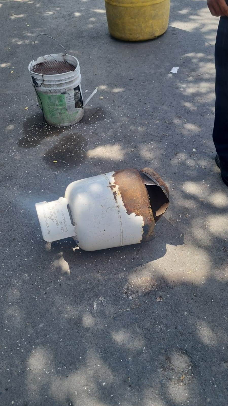 Un saldo de tres lesionados dejó la explosión de un tanque de gas de 10 kilos que era llenado, ayer en la Colonia Progreso, en Monterrey.