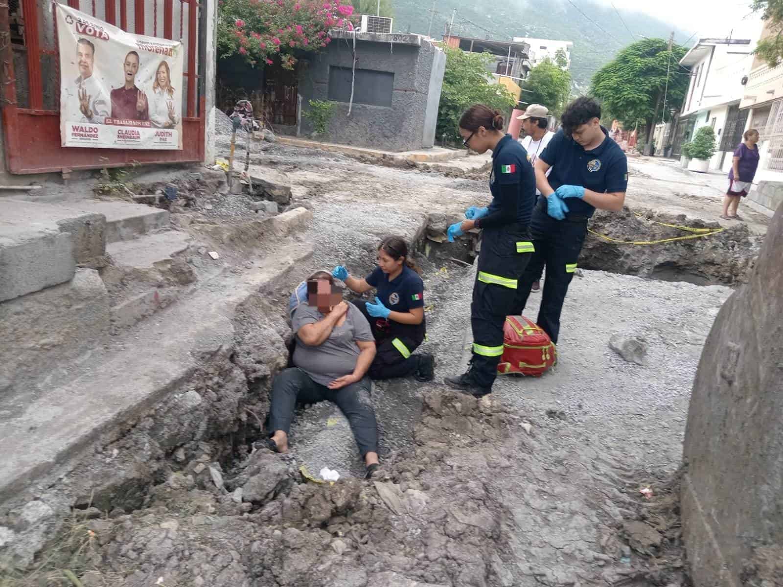 Una mujer resultó con diversas lesiones luego de caer a una zanja de Agua y Drenaje de Monterrey, ayer en la Colonia Francisco Villa, al norte del municipio de Monterrey.