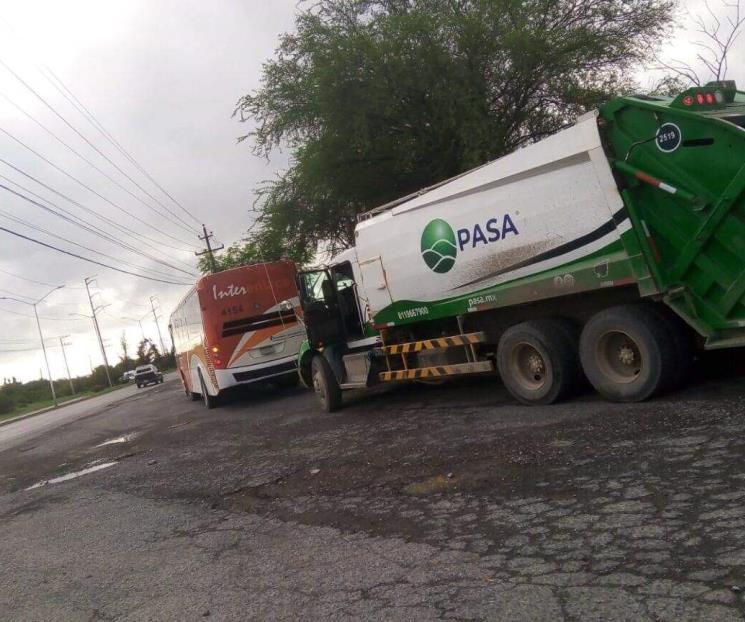 Choca camión de la basura a transporte