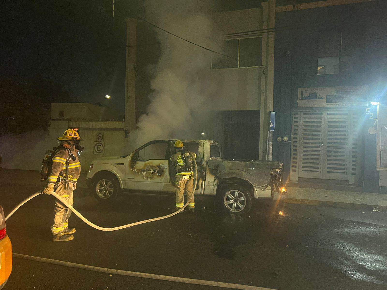 Una camioneta estacionada en calles del centro de Monterrey se incendió, sin que se reportaran lesionados.